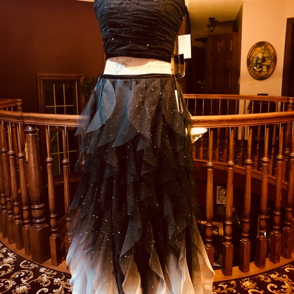 Beautiful 2 pc formal gown bl/white sz 7